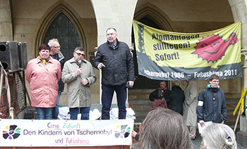 Yauhenia Filamenka aus Weißrussland und Anatolij Aleksandrowitsch Gubarew aus der Ukraine bei der Anti-Atom-Demo in Münster